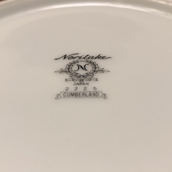 Noritake Cumberland Round Serving Bowl - 2225 - Picture 4 of 4